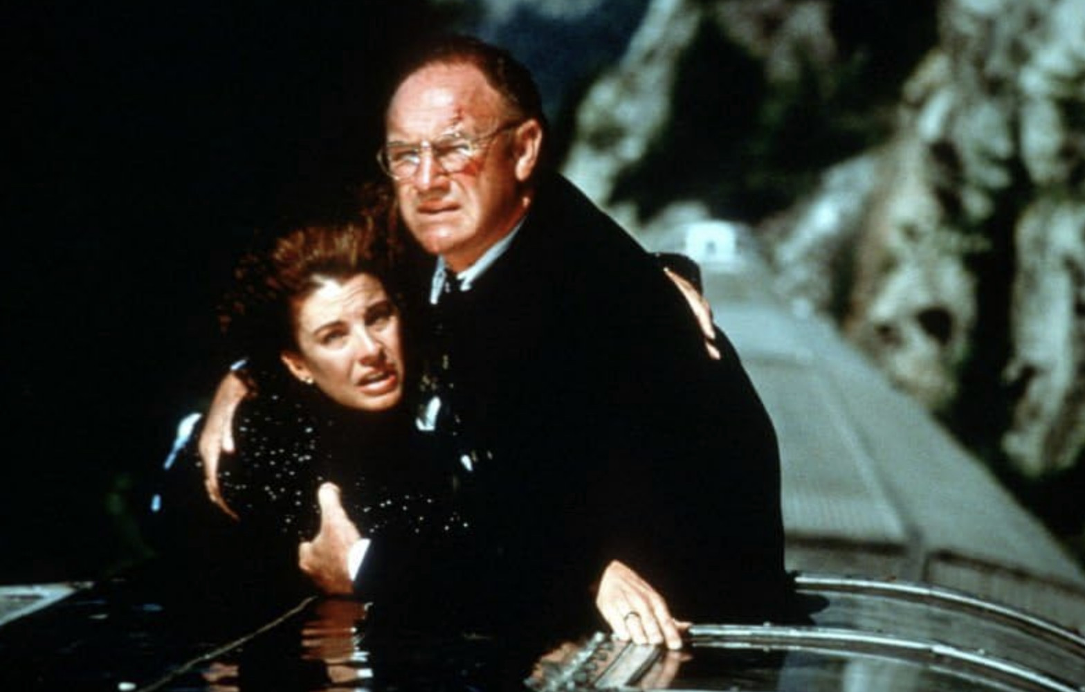 Anne Archer and Gene Hackman in Narrow Margin discussing their precarious situation