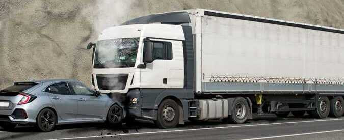 Image of a truck and car involved in an accident on a Jacksonville road. Alt text: A truck accident scene in Jacksonville, highlighting the potential for severe injuries and the need for specialized legal representation.