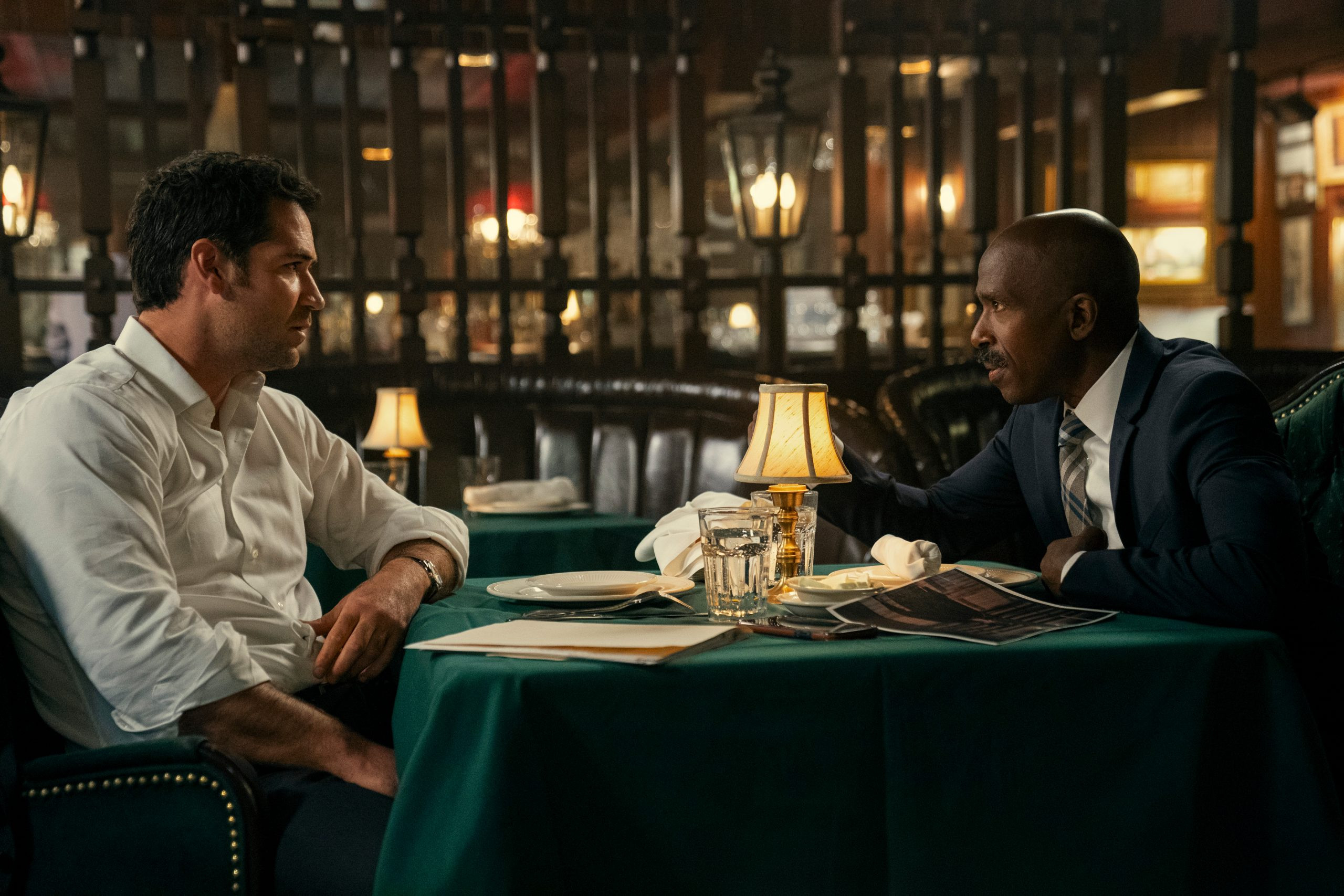 Lincoln Lawyer. (L to R) Manuel Garcia-Rulfo as Mickey Haller, Ntare Guma Mbaho Mwine as Detective Raymond Griggs in episode 104 of The Lincoln Lawyer. Cr. Lara Solanki/Netflix © 2022