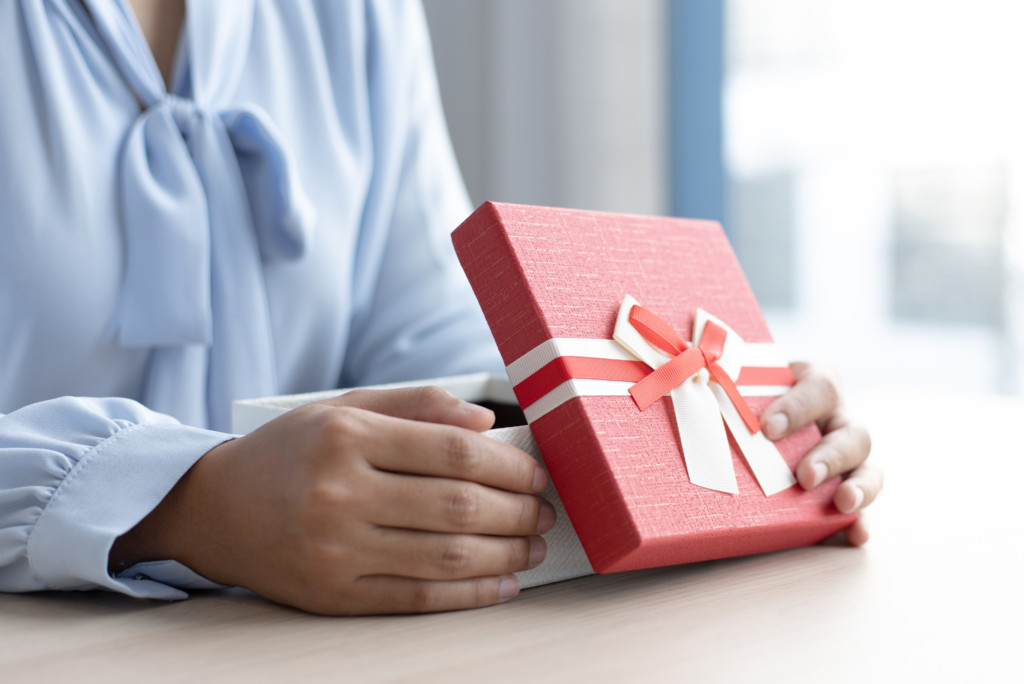 A set of scales representing fairness and balance, symbolizing legal ethics in gift-giving between attorneys and clients.